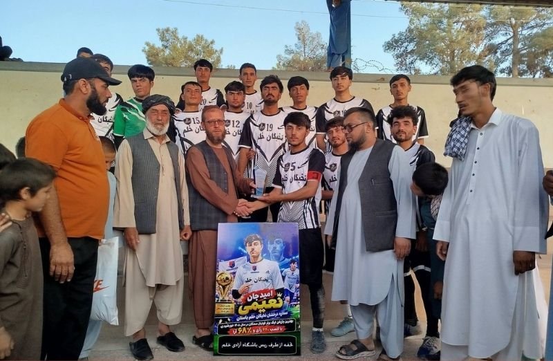 Omid Jan Naimi receiving the Samangan Premier League Player of the Year award