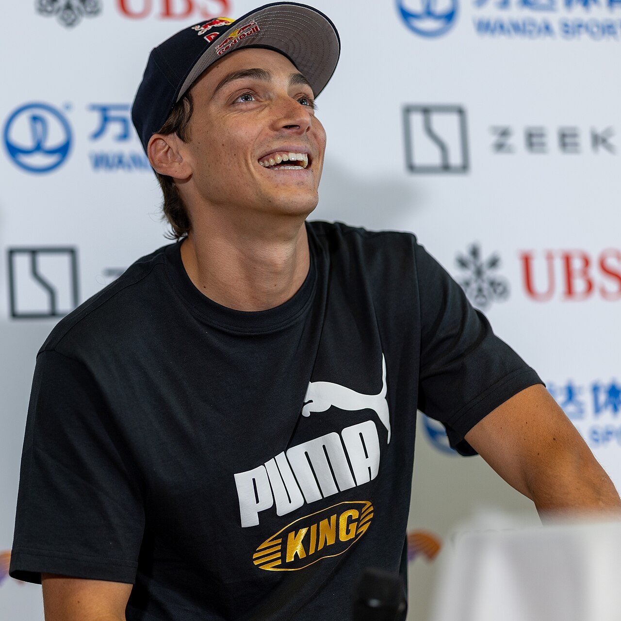 Mondo Duplantis competing in the pole vault at the 2026 Weltklasse Zurich Diamond League meeting