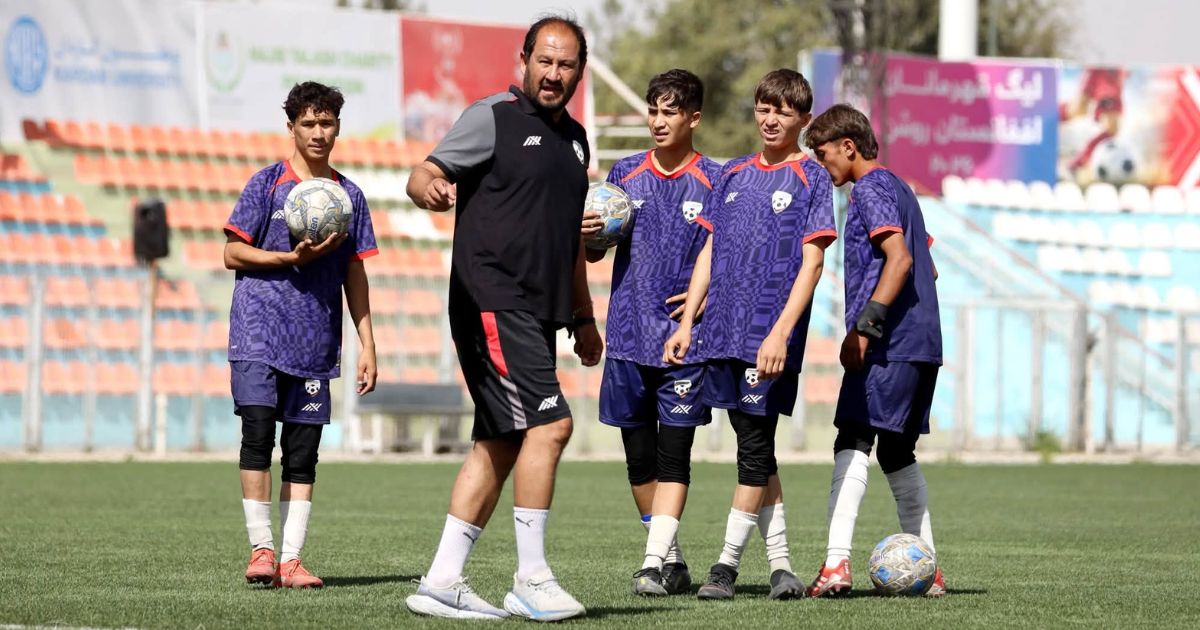 د افغانستان د ۱۵ کلنو فوټبال ملي لوبډلې لوبغاړي په کابل کې د تمرین پر مهال.