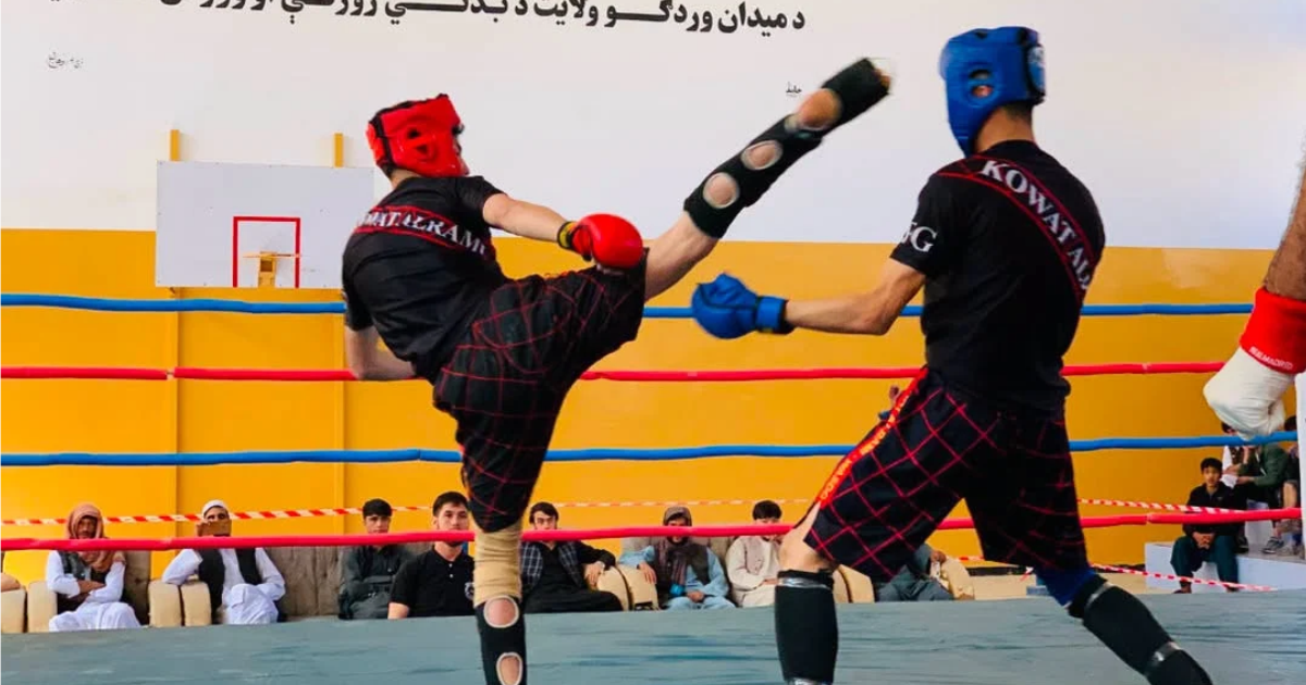 ورزشکاران اشتراک‌کننده در پنجمین دور رقابت‌های کمربند طلایی قوت‌الرمی در شهر میدان، مرکز ولایت میدان وردک.