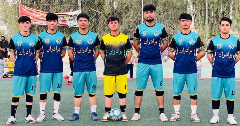 د برادران فوټسال لوبډلې لوبغاړي د لښکرګاه په مصنوعي لوبغالي کې