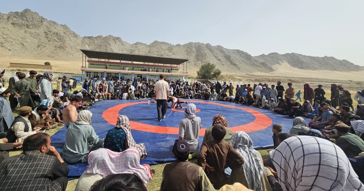په کاپیسا کې د غېږنیونې د سیالیو پر مهال ورزشکاران او نندارچیان