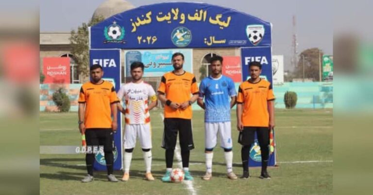 بازیکنان و مسئولان در مراسم آغاز رقابت ده‌تیمی فوتبال در کندز