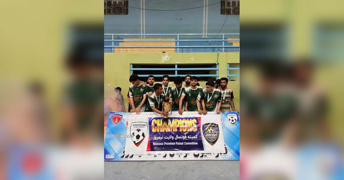 بازیکنان تیم فوتسال شهید محمد نادر با جام قهرمانی در زرنج نیمروز